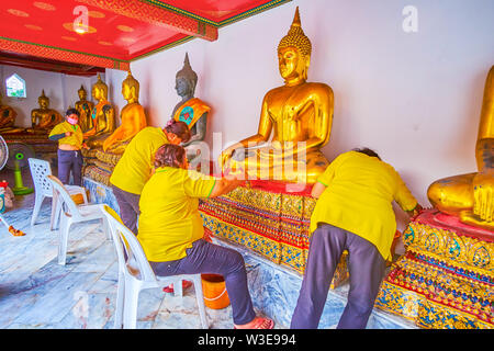 BANGKOK, THAÏLANDE - 22 avril 2019 : les rénovateurs travaillent dans tribune de Phra Rabiang cloître dans temple de Wat Pho, nettoyage et peinture des sculptures et pe Banque D'Images