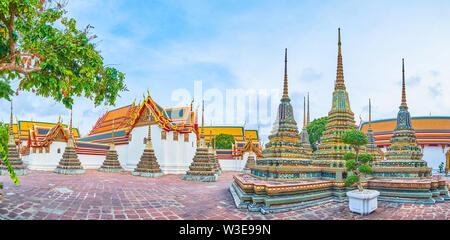 La vue panoramique sur Wat Pho cour avec chedis colorés et grands temples avec toits sculptés, Bangkok, Thaïlande Banque D'Images