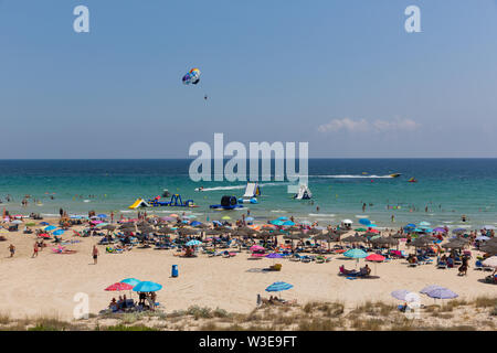 Denia, Costa Blanca, Espagne avec beau temps le parapente et la plage toboggans Banque D'Images