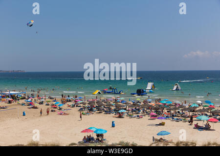 Denia, Costa Blanca, Espagne avec beau temps le parapente et la plage toboggans Banque D'Images