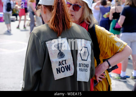 Bristol, Royaume-Uni, le 15 juillet 2019. Dans le cadre de l'extinction d'un mouvement de rébellion soulèvement groupe ont occupé Bristol Bridge dans le centre de la ville. La protestation est de faire prendre conscience de la rapidité du changement climatique et de l'absence de mesures pour y mettre fin. Les protestataires ont travaillé avec des organismes locaux pour assurer la sécurité et la manifestation pacifique, la police est présente et déviations en place. D'autres professions sont prévues tout au long de la ville cette semaine. Crédit : Mr Standfast / Alamy Live News Banque D'Images