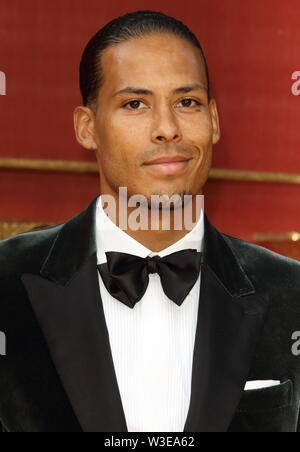 Virgil Van Dijk assiste à la première européenne du Disney's The Lion King à l'odéon cinéma Luxe, Leicester Square à Londres. Banque D'Images