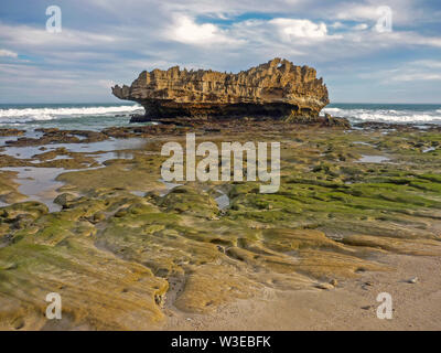 Ship Rock à Kasouga beach entre Kenton-on-Sea et Port Alfred dans l'Eastern Cape, Afrique du Sud Banque D'Images