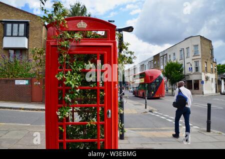 Boîte de téléphone rouge emblématique de londres kiosque contenant près de bush de plus en plus arcade Banque D'Images