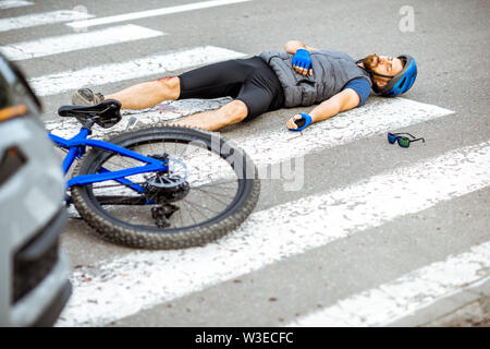 Lieux d'un accident de la route avec les cyclistes blessés gisant sur le passage pour piétons à proximité de la location de vélos et de casse Banque D'Images