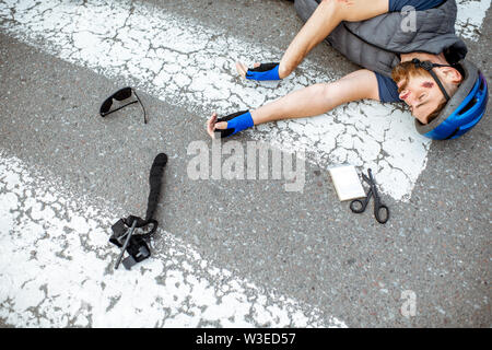 Lieux d'un accident de la route avec les cyclistes blessés gisant sur le passage pour piétons à proximité de la location de vélos et de casse Banque D'Images