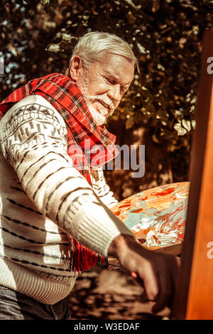 Peintre de plein air à travailler sur sa nouvelle photo. Banque D'Images