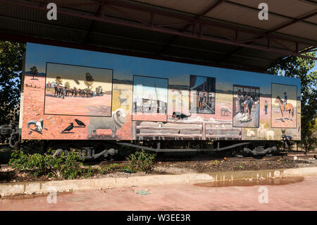 Une rangée de wagons de chemin de fer sur une ancienne ligne de chemin de fer, comme un monument avec des scènes locales peint dans une petite ville agricole à Clermont dans Queensl centrale Banque D'Images