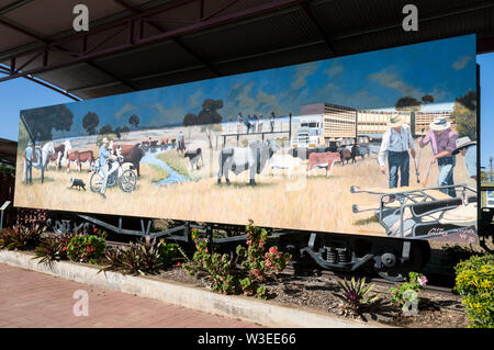 Une rangée de wagons de chemin de fer sur une ancienne ligne de chemin de fer, comme un monument avec des scènes locales peint dans une petite ville agricole à Clermont dans Queensl centrale Banque D'Images