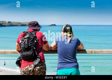 Les vacanciers debout sur un balcon donnant sur Gull Rock off Point West Pentire à Newquay en Cornouailles. Banque D'Images