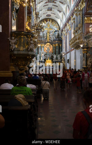 L'intérieur de la basilique du Sanctuaire de Jasna Góra est encombrée de pèlerins qui célèbrent l'assomption de Marie, la Pologne en 2018. Banque D'Images