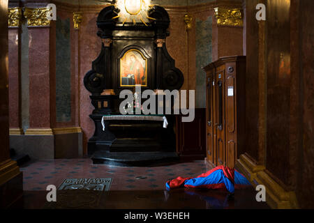 Un pèlerin dort dans un sac de couchage sur le plancher de la basilique du Sanctuaire de Jasna Góra, Pologne 2018. Banque D'Images