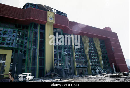 10 avril 1993 pendant le siège de Sarajevo : le front brisé de la Dom Penzionera, ce qui était autrefois une maison de retraite pour personnes âgées sur la rue Dzemala Bijedica. Il n'a été construit que récemment et n'a jamais servi son but prévu. Banque D'Images