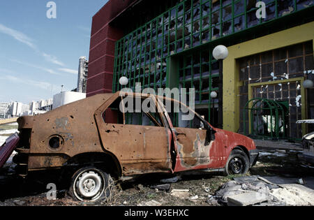 10 avril 1993 pendant le siège de Sarajevo : le front brisé de la Dom Penzionera, ce qui était autrefois une maison de retraite pour personnes âgées sur la rue Dzemala Bijedica. Il n'a été construit que récemment et n'a jamais servi son but prévu. Banque D'Images