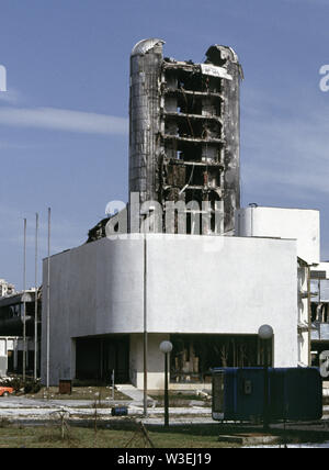 10 avril 1993 pendant le siège de Sarajevo : les ruines de l'édifice journal Oslobodenje sur Dzemala Bijedica Street. Les ruines de tour formé un puissant symbole durant le siège. Banque D'Images