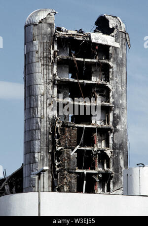 10 avril 1993 pendant le siège de Sarajevo : les ruines de l'édifice journal Oslobodenje sur Dzemala Bijedica Street. Les ruines de tour formé un puissant symbole durant le siège. Banque D'Images