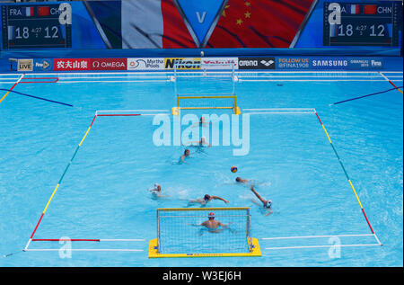 Gwangju. 15 juillet, 2019. Les joueurs s'affrontent au cours de la Men's beach water-polo match d'exhibition entre la Chine et la France au Championnats du Monde FINA à Gwangju, Corée du Sud, le 15 juillet 2019. Credit : Wang Jingqiang/Xinhua/Alamy Live News Banque D'Images