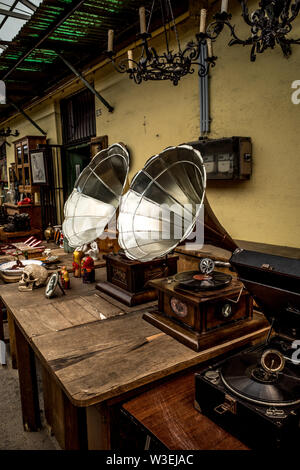 Antiquités - BROCANTES BUDAPEST HONGRIE - HASZNALTCIKK PIAC - VINTAGE ET RÉTRO DES MARCHANDISES POUR LA VENTE - MARCHE AUX PUCES BUDAPEST - VINTAGE BROCANTE © Frédéric Beaumont Banque D'Images