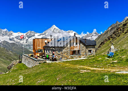Le refuge de montagne Täschhütte en face de la pointe, Taeschalp Weisshorn, Valais, Suisse Banque D'Images