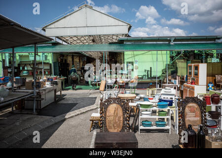 Antiquités - BROCANTES BUDAPEST HONGRIE - HASZNALTCIKK PIAC - VINTAGE ET RÉTRO DES MARCHANDISES POUR LA VENTE - MARCHE AUX PUCES BUDAPEST - VINTAGE BROCANTE © Frédéric Beaumont Banque D'Images