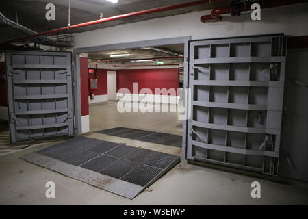 Détails avec le heavy metal portes d'une explosion nucléaire (ABRI) abri, quatre histoires sous la surface du sol, dans une grande place de parking souterrain. Banque D'Images