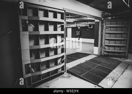 Détails avec le heavy metal portes d'une explosion nucléaire (ABRI) abri, quatre histoires sous la surface du sol, dans une grande place de parking souterrain - b Banque D'Images