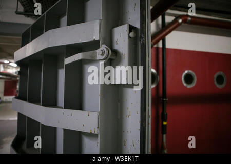 Détails avec le heavy metal portes d'une explosion nucléaire (ABRI) abri, quatre histoires sous la surface du sol, dans une grande place de parking souterrain. Banque D'Images