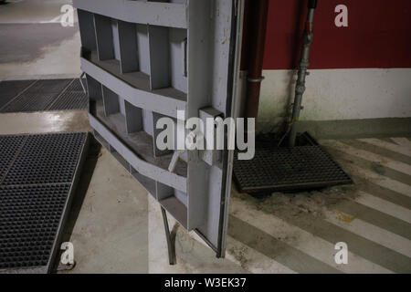 Détails avec le heavy metal portes d'une explosion nucléaire (ABRI) abri, quatre histoires sous la surface du sol, dans une grande place de parking souterrain. Banque D'Images