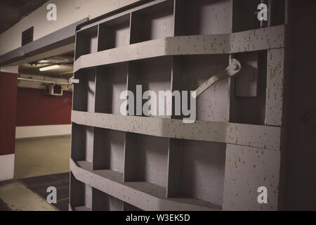 Détails avec le heavy metal portes d'une explosion nucléaire (ABRI) abri, quatre histoires sous la surface du sol, dans une grande place de parking souterrain. Banque D'Images