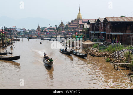 Haspres Thauk, Myanmar - Avril 2019 : Birman traditionnel maison flottante reflétant dans l'eau du lac Inle. Banque D'Images