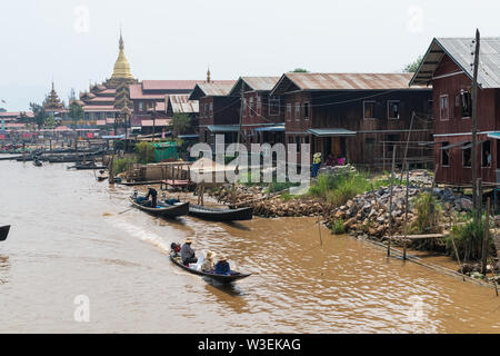 Haspres Thauk, Myanmar - Avril 2019 : Birman traditionnel maison flottante reflétant dans l'eau du lac Inle. Banque D'Images