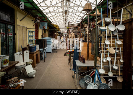 Antiquités - BROCANTES BUDAPEST HONGRIE - HASZNALTCIKK PIAC - VINTAGE ET RÉTRO DES MARCHANDISES POUR LA VENTE - MARCHE AUX PUCES BUDAPEST - VINTAGE BROCANTE © Frédéric Beaumont Banque D'Images