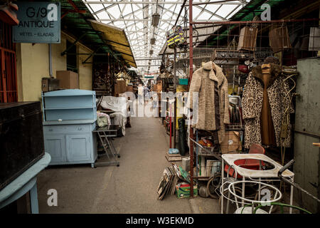 Antiquités - BROCANTES BUDAPEST HONGRIE - HASZNALTCIKK PIAC - VINTAGE ET RÉTRO DES MARCHANDISES POUR LA VENTE - MARCHE AUX PUCES BUDAPEST - VINTAGE BROCANTE © Frédéric Beaumont Banque D'Images