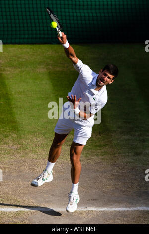 Londres, Royaume-Uni. 14 juillet, 2019. Tennis : Grand Slam/ATP Tour, Wimbledon, individuel, hommes, finale, Djokovic (Serbie) - Federer (Suisse). Novak Djokovic en action. Crédit : Frank Molter/dpa/Alamy Live News Banque D'Images