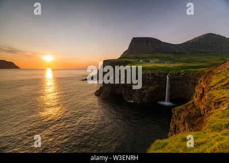 Vue incroyable de Gasadalur cascade dans Îles Féroé au coucher du soleil Banque D'Images