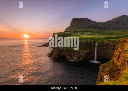 Vue incroyable de Gasadalur cascade dans Îles Féroé au coucher du soleil Banque D'Images