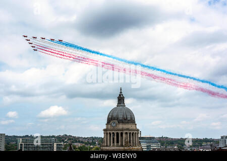 Les flèches rouges survolent le centre-ville de Nottingham pour célébrer 40 ans de Nottingham Business School, une partie de l'Université de Nottingham Trent. Banque D'Images