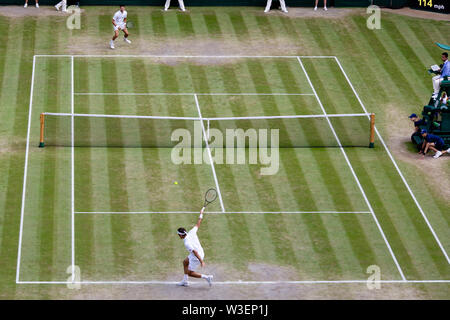 Londres, Royaume-Uni. 14 juillet, 2019. Tennis : Grand Slam/ATP Tour, Wimbledon, individuel, hommes, finale, Djokovic (Serbie) - Federer (Suisse). Novak Djokovic (l) et Roger Federer en action. Crédit : Frank Molter/dpa/Alamy Live News Banque D'Images