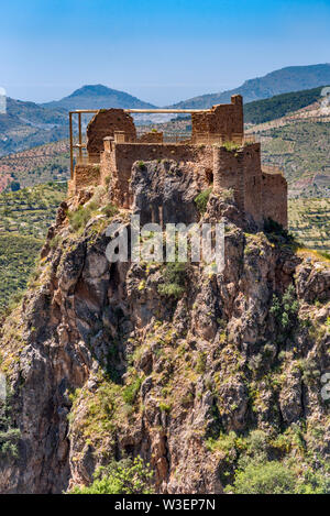 Château médiéval en ruine en haut rock à Lanjaron, Las Alpujarras, province de Grenade, Andalousie, Espagne Banque D'Images