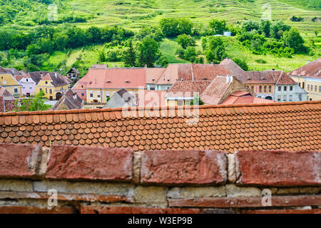 Couches de toitures maison traditionnelle à BIERTAN, Transylvanie, Roumanie. Vue panoramique depuis le haut des murs de l'église fortifiée de Biertan. Banque D'Images