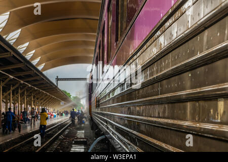 Bangkok, Thaïlande - jun 29, 2019 : le personnel de nettoyage pendant le nettoyage du train à la gare de Bangkok ou Hua Lamphong Railway Station est la principale rai Banque D'Images