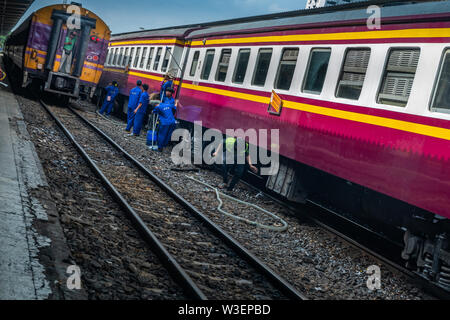 Bangkok, Thaïlande - jun 29, 2019 : le personnel de nettoyage pendant le nettoyage du train à la gare de Bangkok ou Hua Lamphong Railway Station est la principale rai Banque D'Images