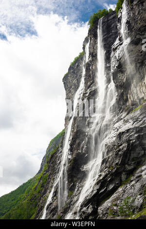 Les Sept Soeurs cascade spectaculaire au Geirangerfjord seens par voyage en bateau, Sunnmore, la Norvège, la région des fjords les plus beaux dans le monde Banque D'Images