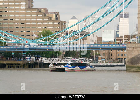 Thames Clippers à proximité de Tower Bridge sur la Tamise à Londres Banque D'Images