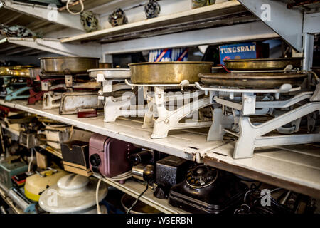 Antiquités - BROCANTES BUDAPEST HONGRIE - HASZNALTCIKK PIAC - VINTAGE ET RÉTRO DES MARCHANDISES POUR LA VENTE - MARCHE AUX PUCES BUDAPEST - VINTAGE BROCANTE © Frédéric Beaumont Banque D'Images