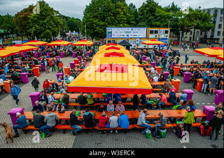 Les marcheurs se sont réunis au point de départ de l'événement de marche.La Marche internationale de quatre jours, appelé 'Vierdaagse' à Nijmegen est devenue le plus grand événement de marche de plusieurs jours dans le monde entier. La veille, tous les marcheurs rendez-vous pour aller chercher leur collet avec le nombre d'inscription au début de la promenade. Banque D'Images