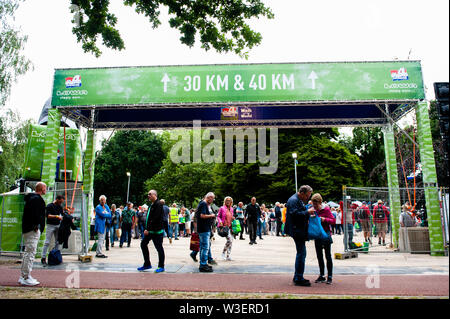 Les randonneurs au point de départ de l'événement de marche.La Marche internationale de quatre jours, appelé 'Vierdaagse' à Nijmegen est devenue le plus grand événement de marche de plusieurs jours dans le monde entier. La veille, tous les marcheurs rendez-vous pour aller chercher leur collet avec le nombre d'inscription au début de la promenade. Banque D'Images