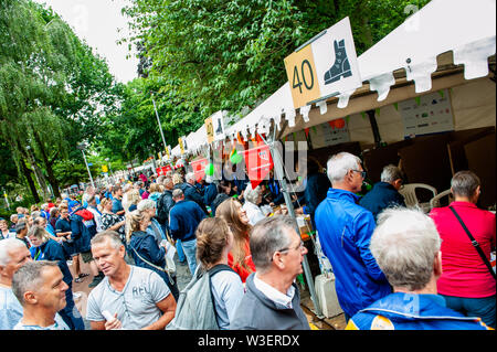 Les participants suivent pour l'inscription de l'événement de marche.La Marche internationale de quatre jours, appelé 'Vierdaagse' à Nijmegen est devenue le plus grand événement de marche de plusieurs jours dans le monde entier. La veille, tous les marcheurs rendez-vous pour aller chercher leur collet avec le nombre d'inscription au début de la promenade. Banque D'Images