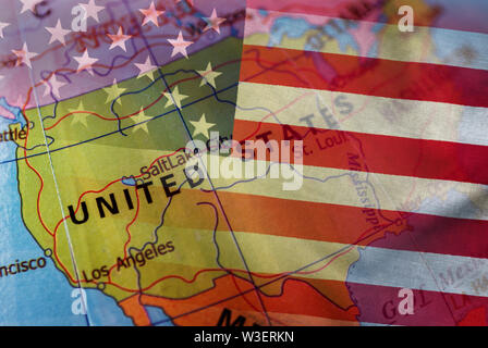 Le drapeau américain en superposition sur le pays des États-Unis sur un globe terrestre en close up focus sélectif dans une image conceptuelle Banque D'Images