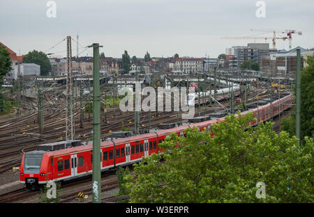 15 juillet 2019, Basse-Saxe, Hanovre : Les trains partent de la gare principale de Hanovre, qui est l'objet de vastes travaux de rénovation. La construction devrait être achevée en 2033. Photo : Christophe Gateau/dpa Banque D'Images